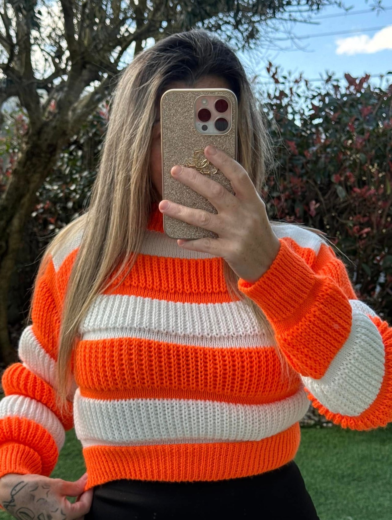 Top de malha branco e laranja